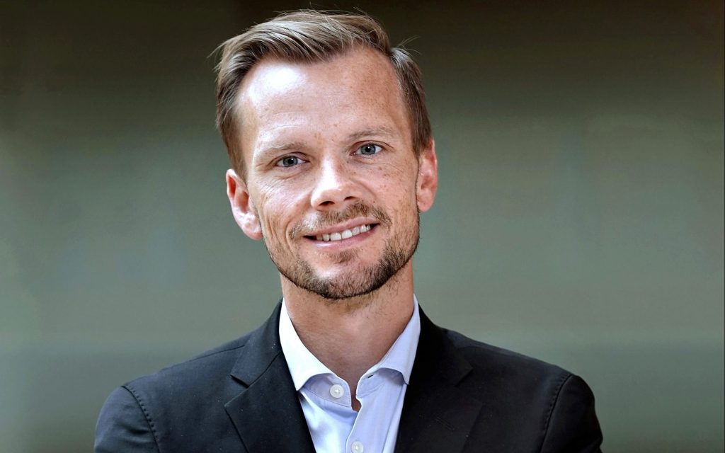 Beskæftigelsesministeren: Nu bliver det forbudt at spørge til alder i stillingsopslag