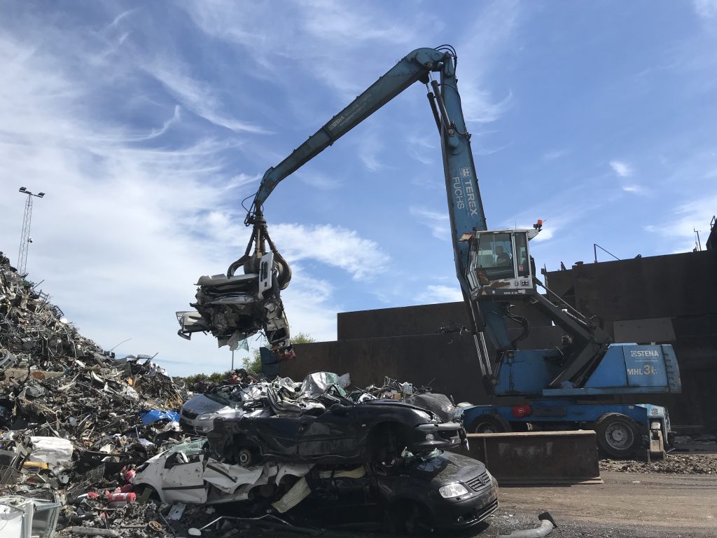 Nyt samarbejde satser på at gøre bæredygtig skrotning af biler nemmere Bil skrottes hos Stena Recycling.