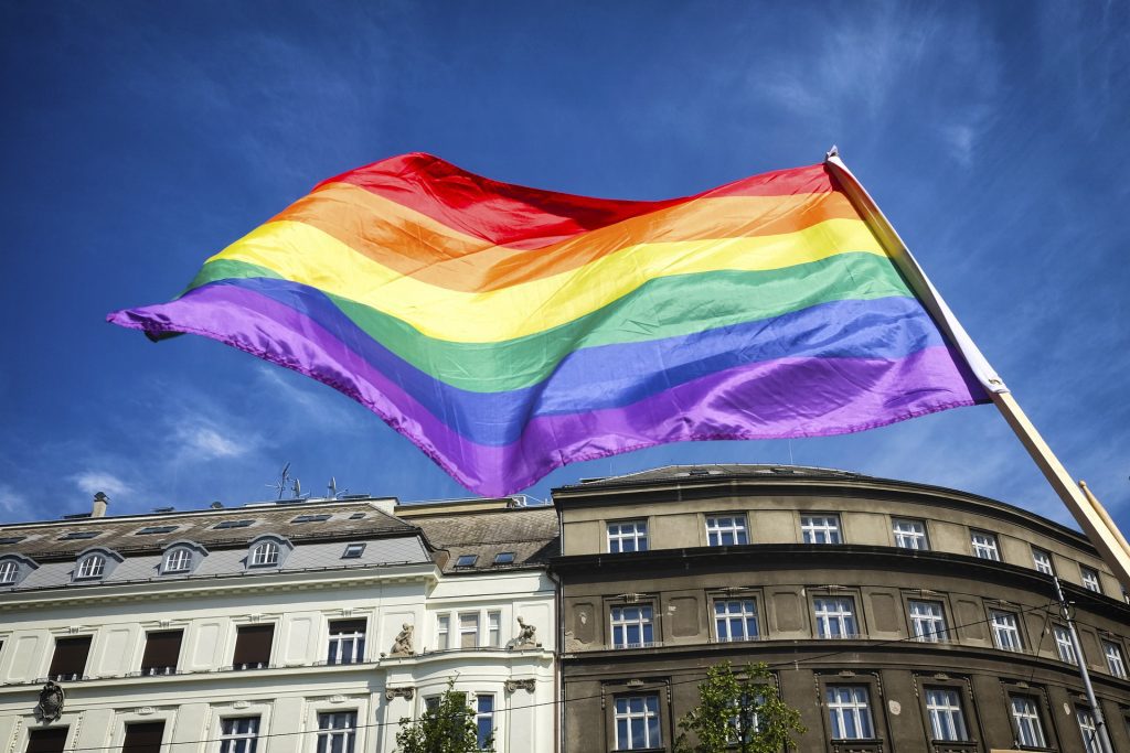 Bookinggigant: LGBTQ+-rejsende møder fortsat mange udfordringer