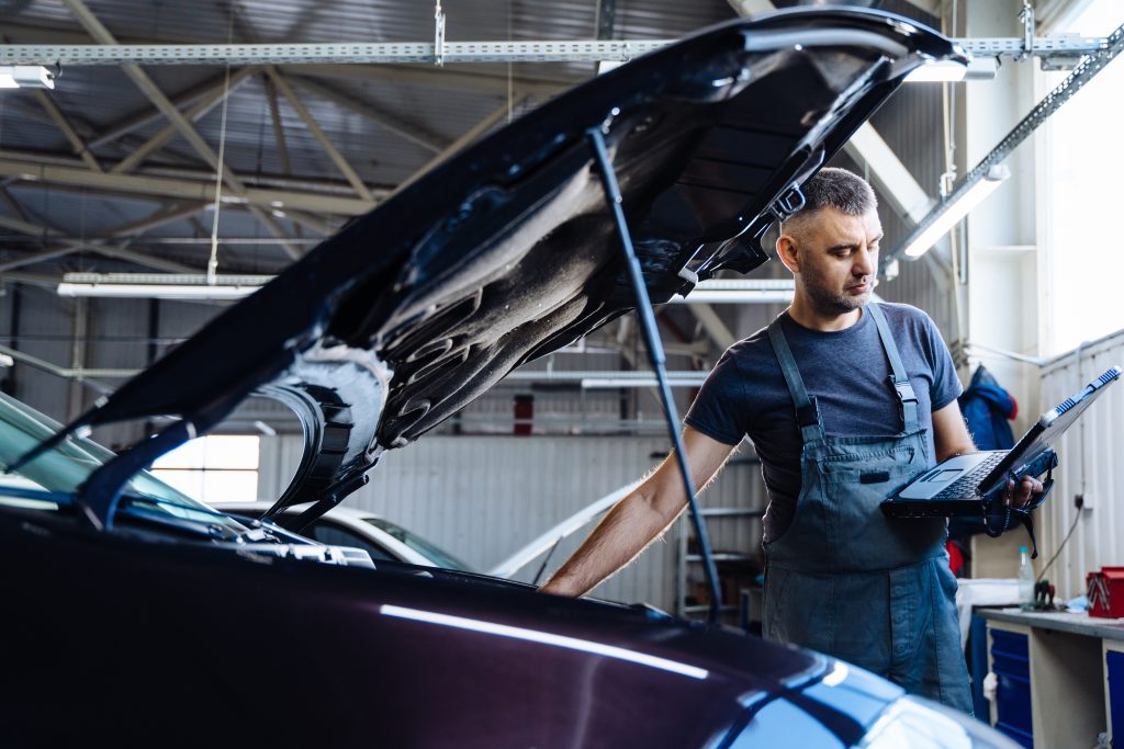 Autodele: Mekanikere får mere og mere fokus på genbrug og reparation frem for udskiftning