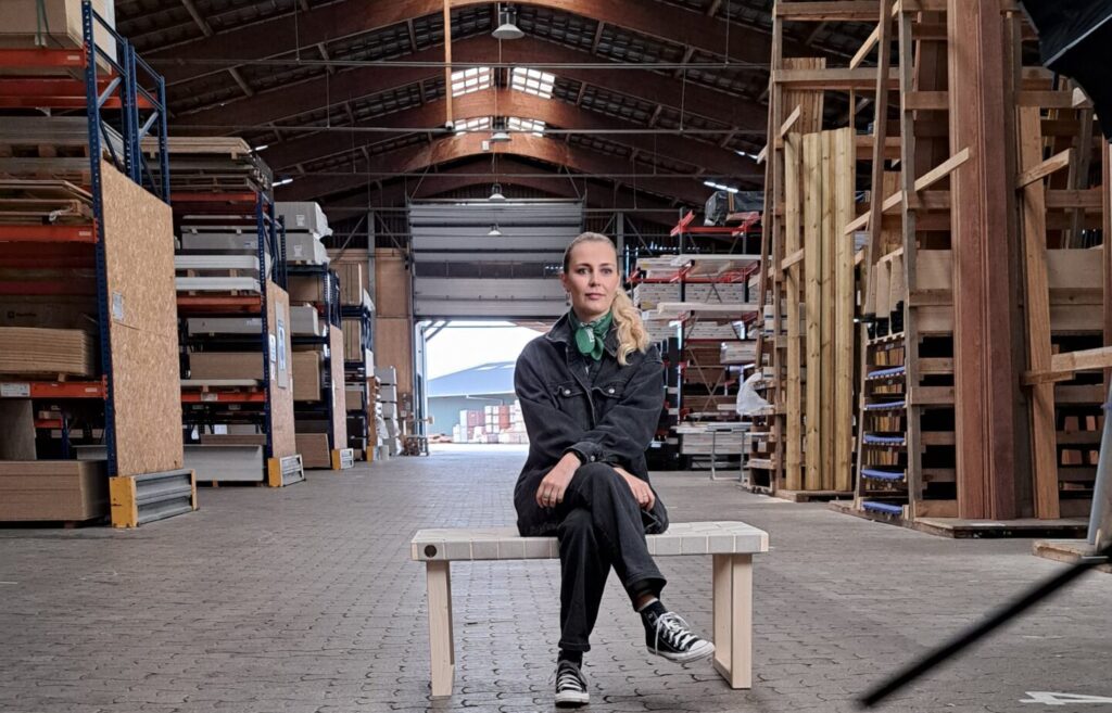 Upcycling: Nyt samarbejde giver overskudstræ et ekstra liv i danske designmøbler