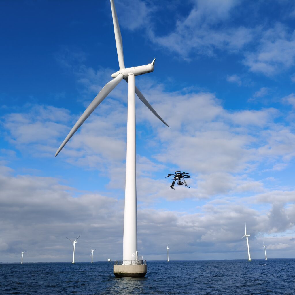 Dansk dronegennembrud: Første autonome inspektion af operationelle havvindmøller demonstreret